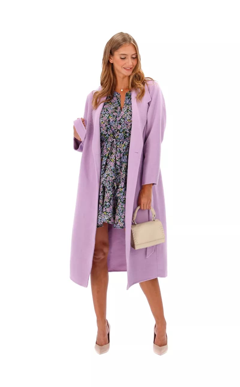 Modella con cappotto lilla in un video e-commerce di moda