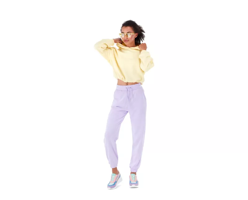 Modella in abbigliamento sportivo in un video moda dal vivo