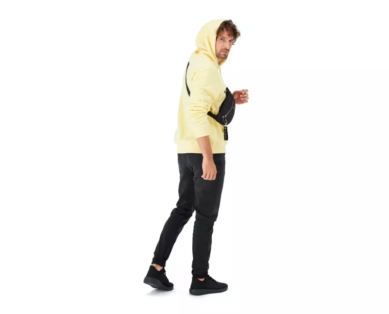 Modello con felpa gialla in una sessione di fotografia moda
