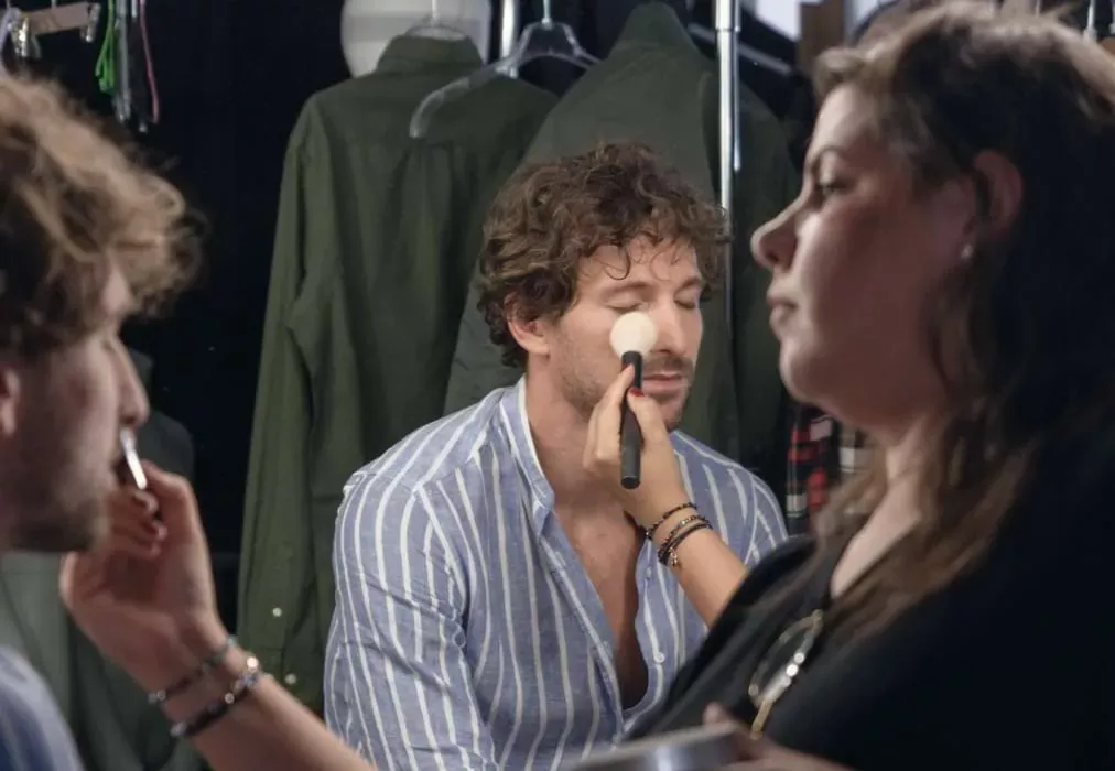 Fase di trucco e preparazione prima della sessione fotografica con il modello