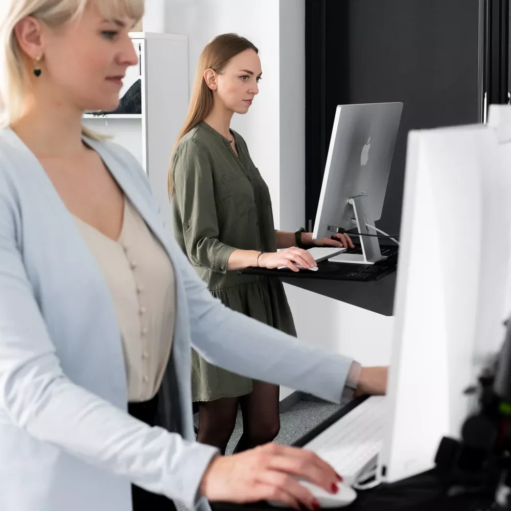 Due donne al computer in uno studio fotografico Orbitvu