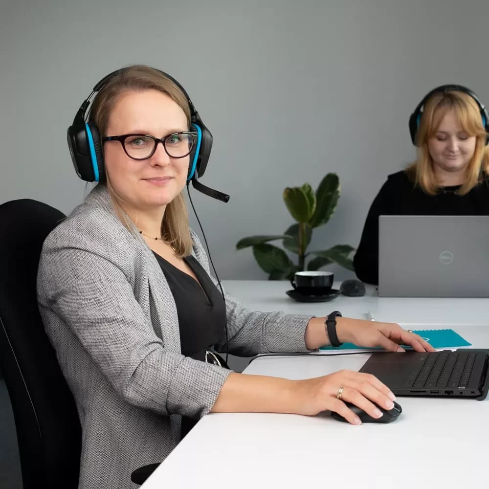 Due donne con cuffie nell'ufficio di assistenza clienti Orbitvu