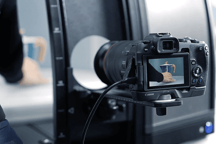 Fotocamera che riprende un prodotto all'interno di uno studio Orbitvu