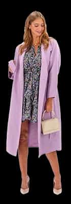 Modella con cappotto lavanda