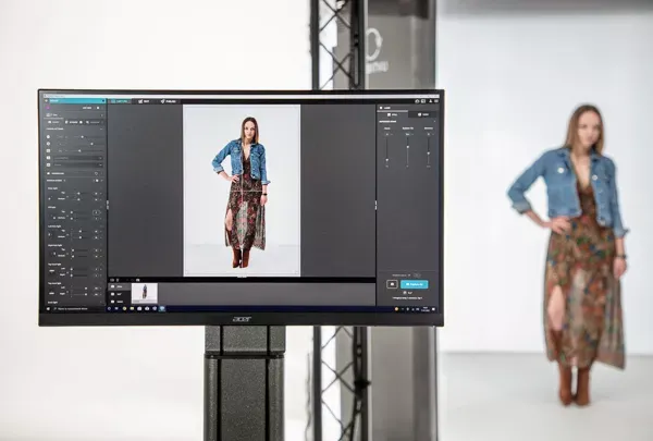 Revisione su monitor di un servizio fotografico di moda e-commerce con modella in abito lungo