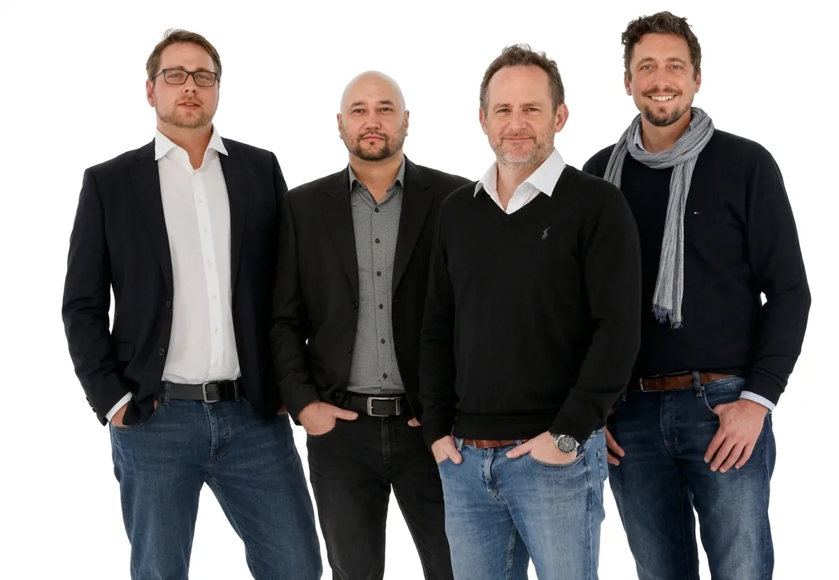 Ritratto di gruppo di sei professionisti in abbigliamento smart casual