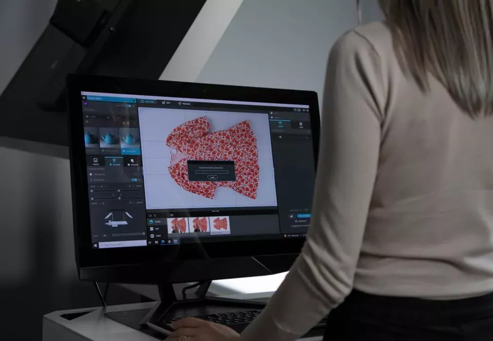 Elaborazione software automatizzata di una foto d'abbigliamento in flat lay