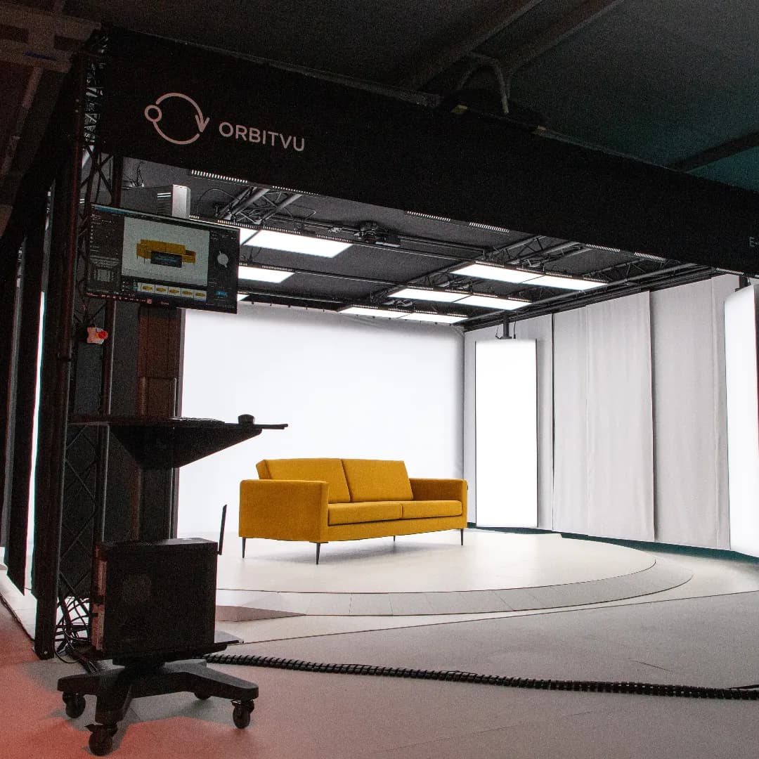 Tavolo girevole per fotografia 360 dello studio di mobili Orbitvu con divano