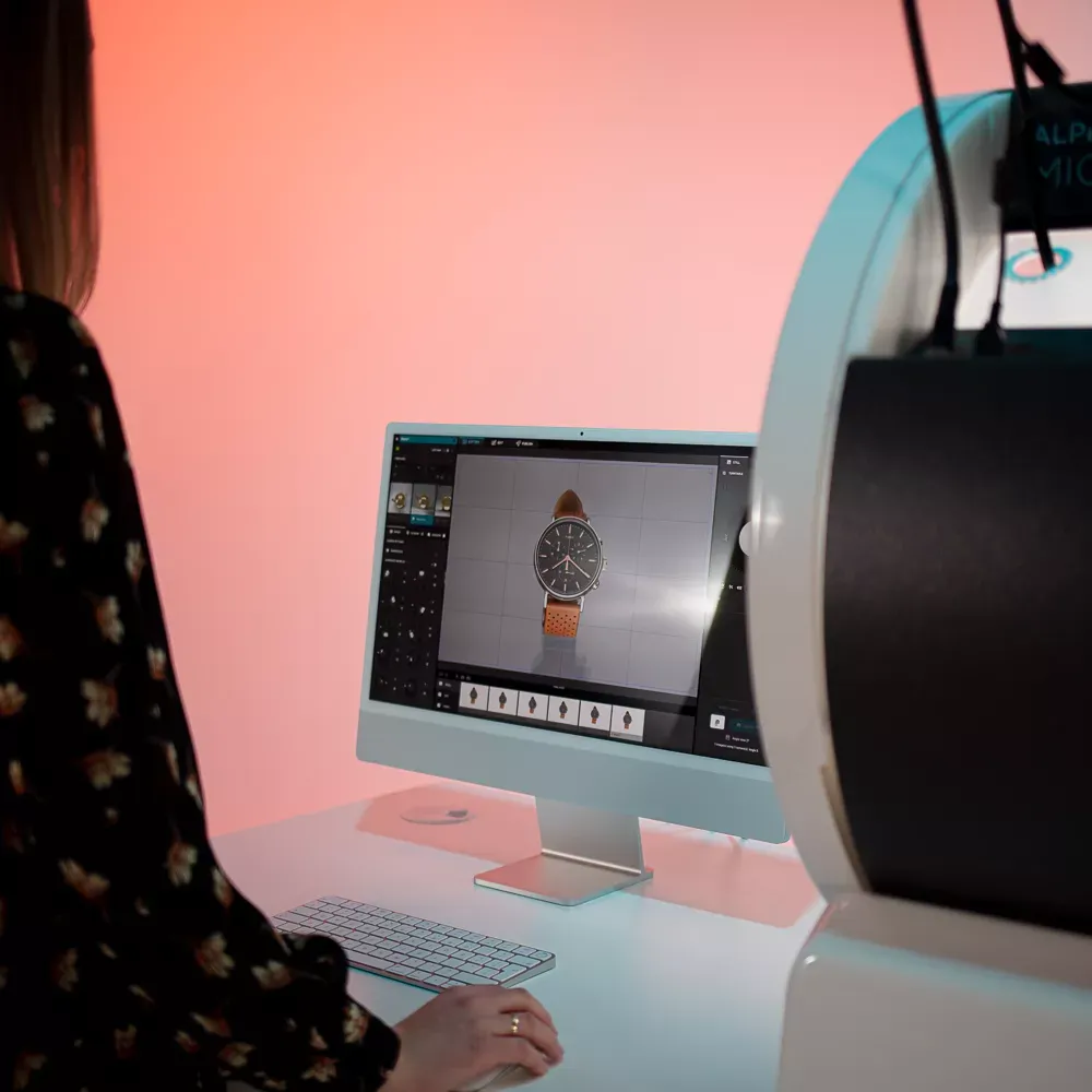 Donna che fotografa un orologio con l’interfaccia di un software per computer
