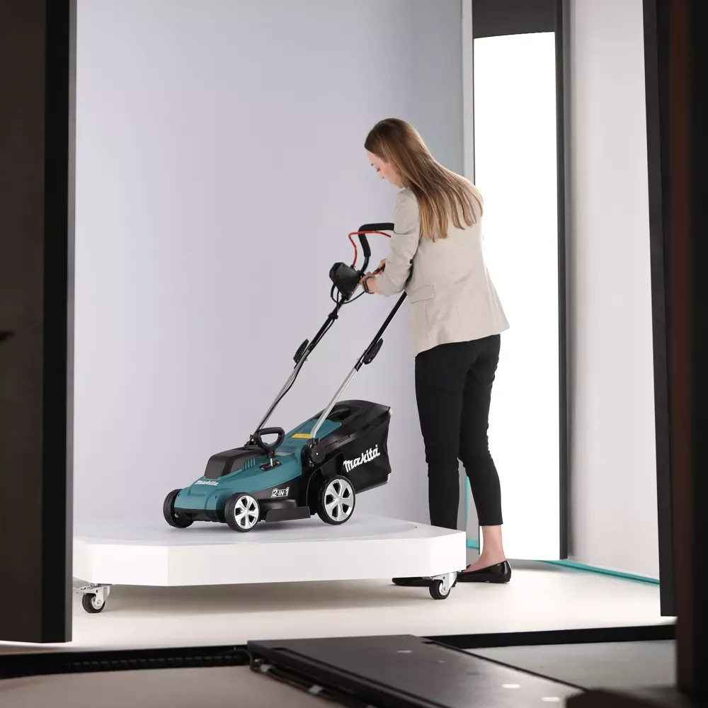 Donna che utilizza un tosaerba a batteria Makita in uno studio