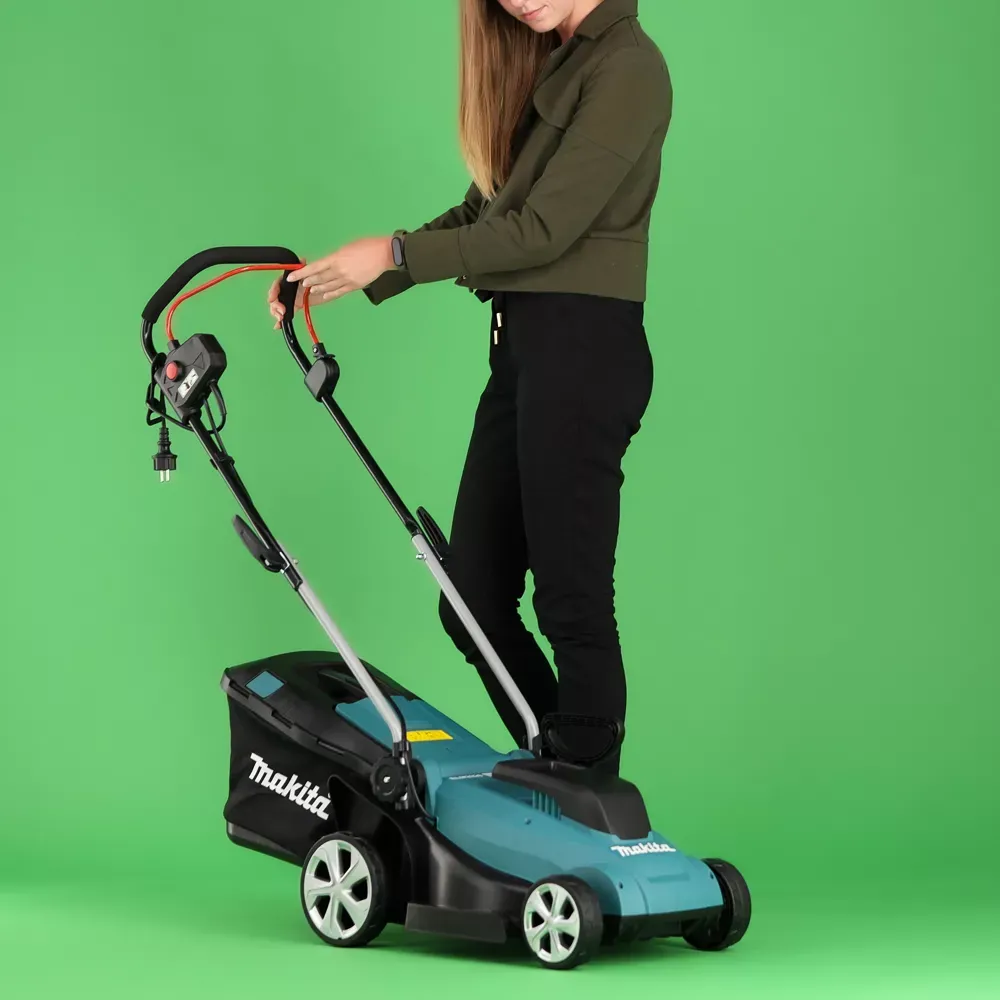 Donna che presenta Makita su green screen