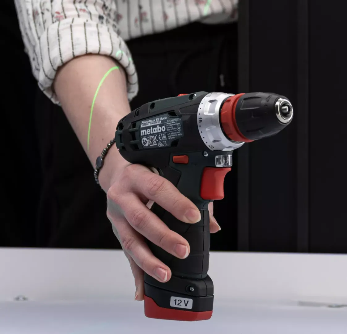 Primo piano di un trapano Metabo tenuto in mano