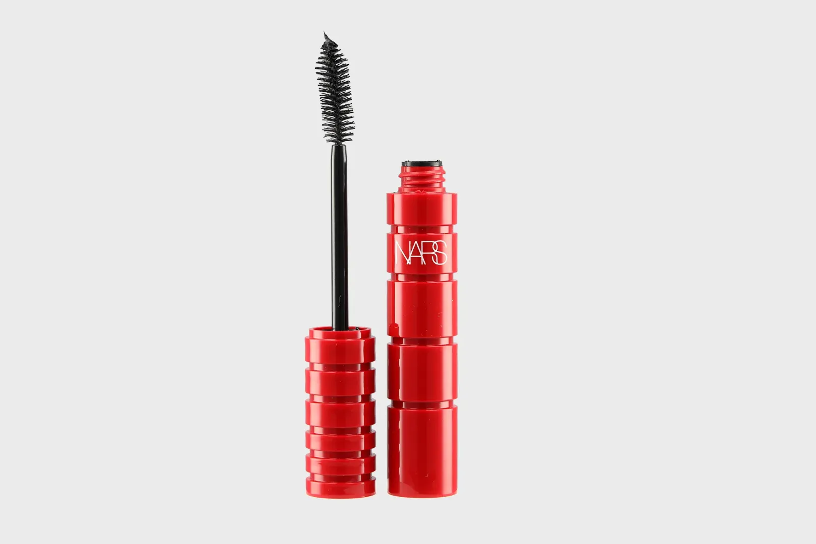 Still life del mascara NARS Climax con tubetto rosso e scovolino
