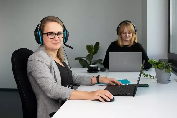 Due professionisti del servizio clienti lavorano in ufficio