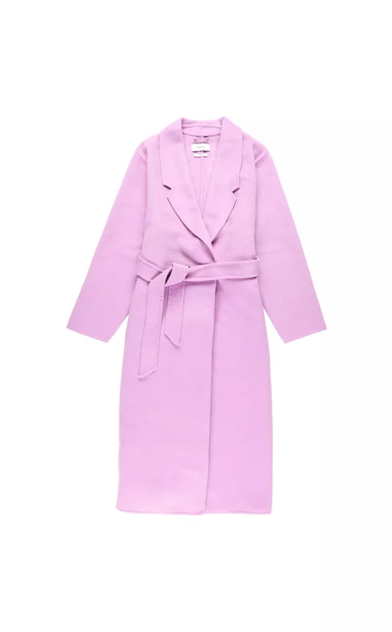 Packshot flat lay di un cappotto viola