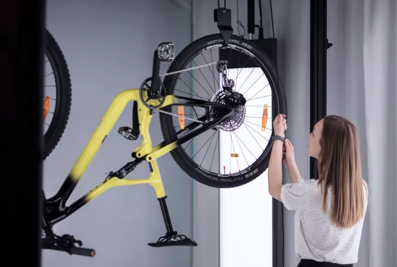 Sistema di sollevamento e sospensione bici su Bike Studio