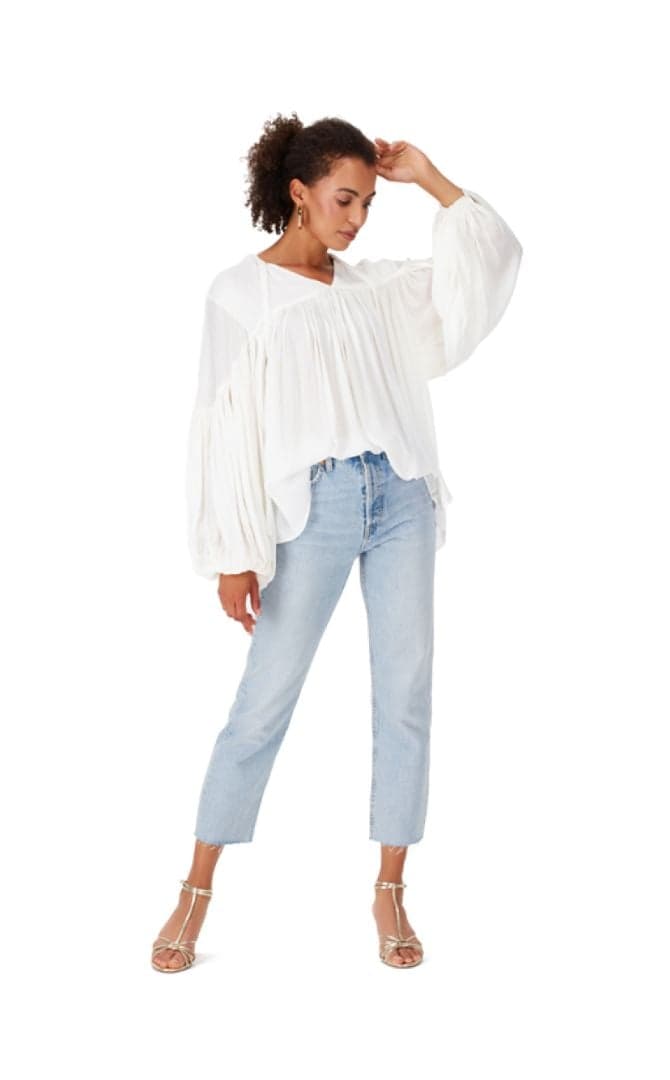Video di una modella di moda in jeans