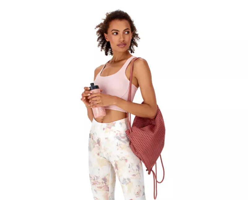 Dettaglio di una modella di moda in outfit sportivo
