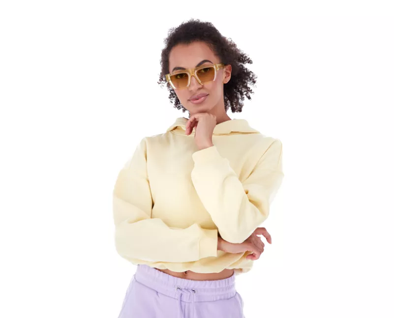 Modella di moda in outfit sportivo