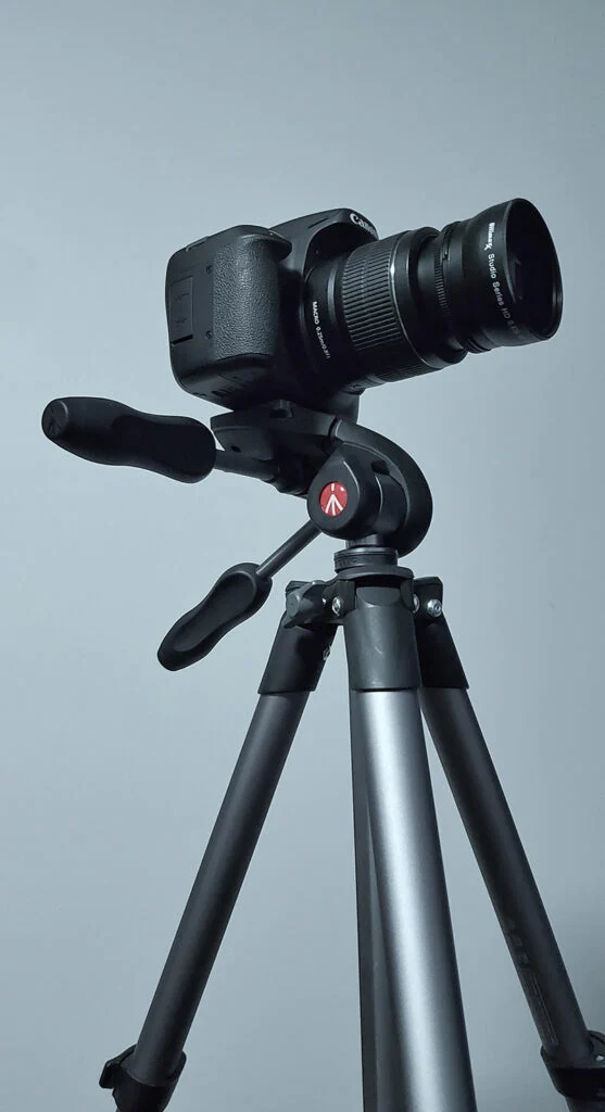 Fotocamera su un treppiede per la fotografia di prodotto di gioielli