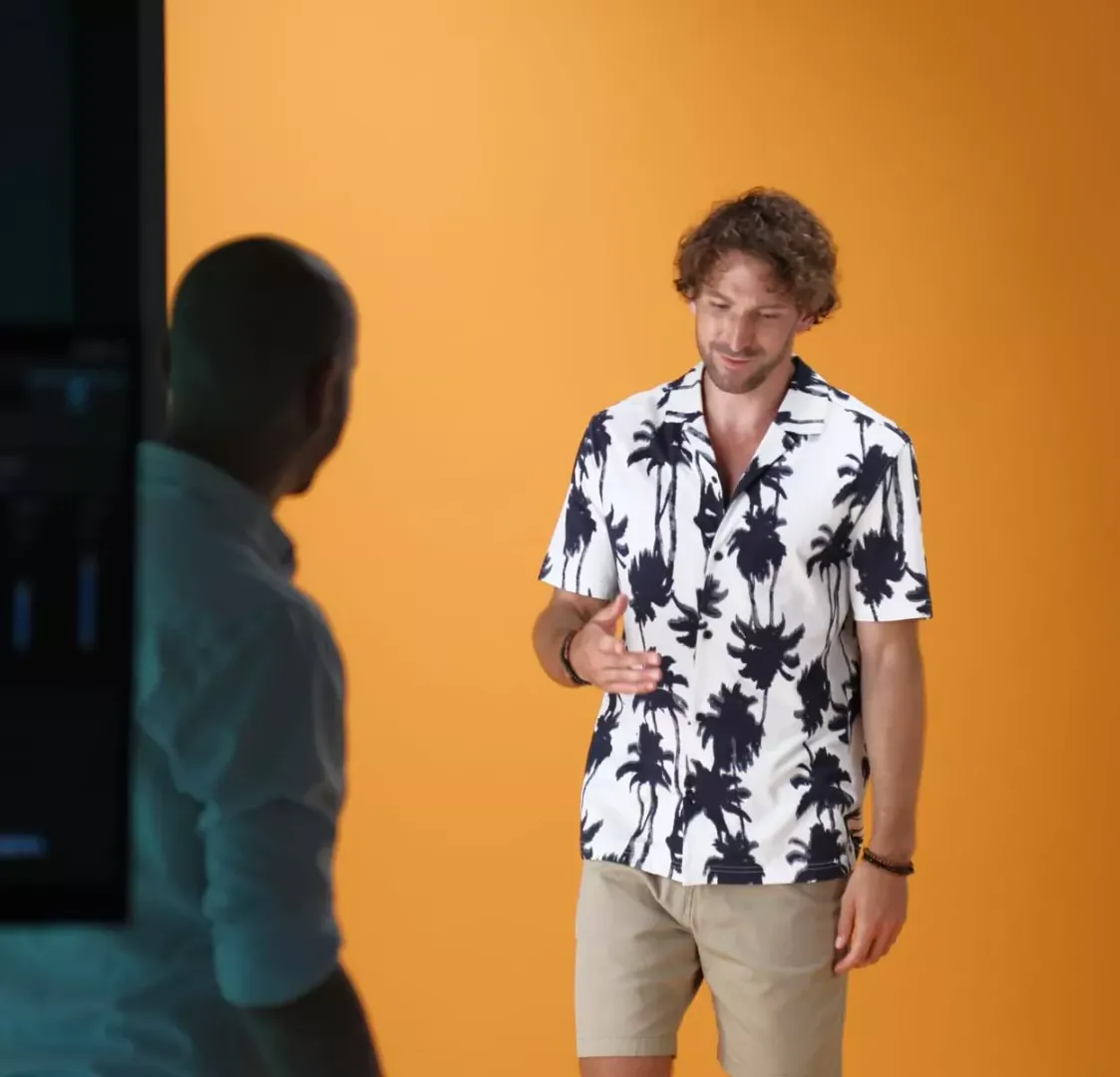 Sessione fotografica automatizzata con modelli dal vivo negli studi Orbitvu