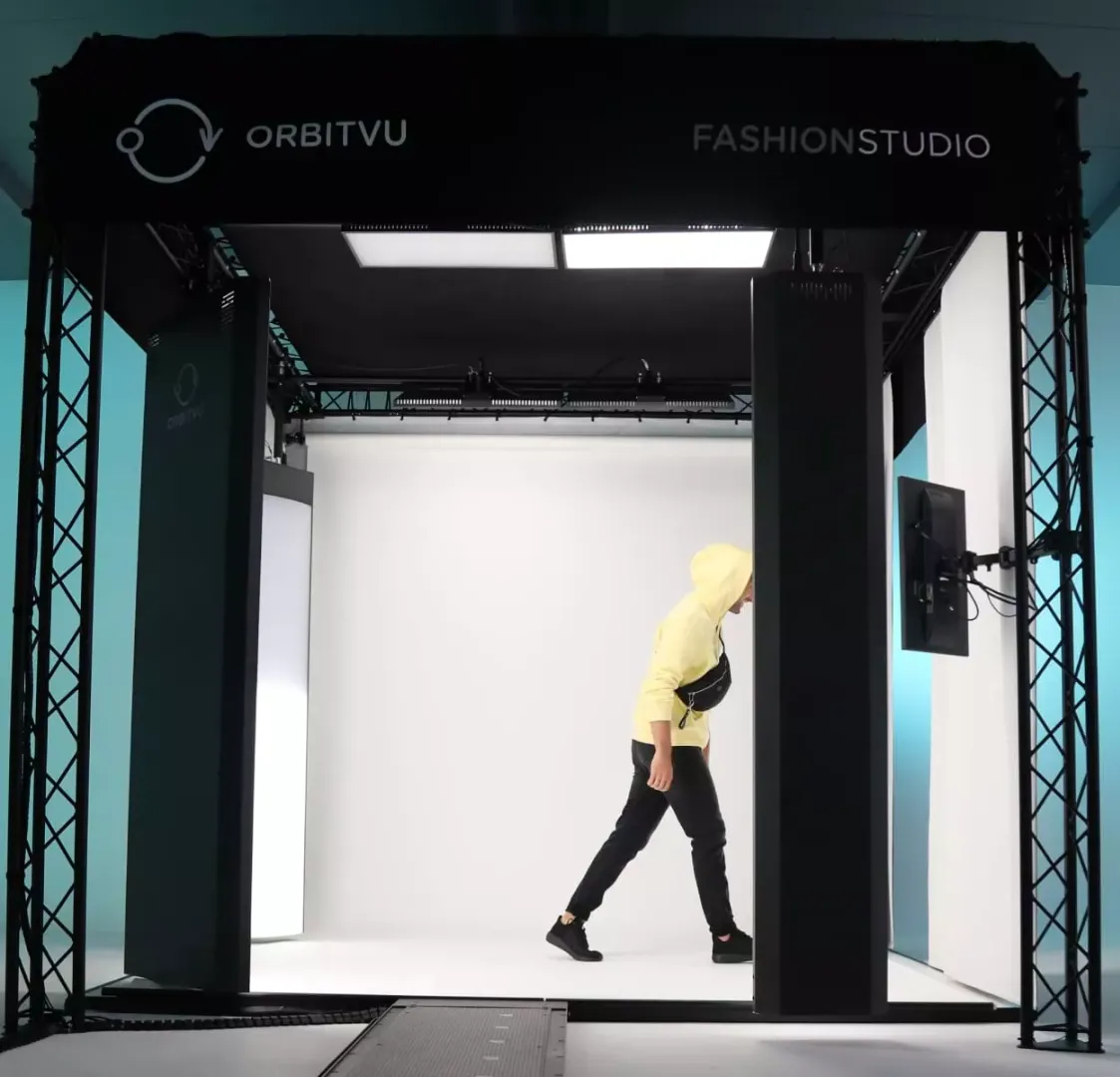 Sessione rapida di fotografia moda con modelli nello studio automatizzato Orbitvu