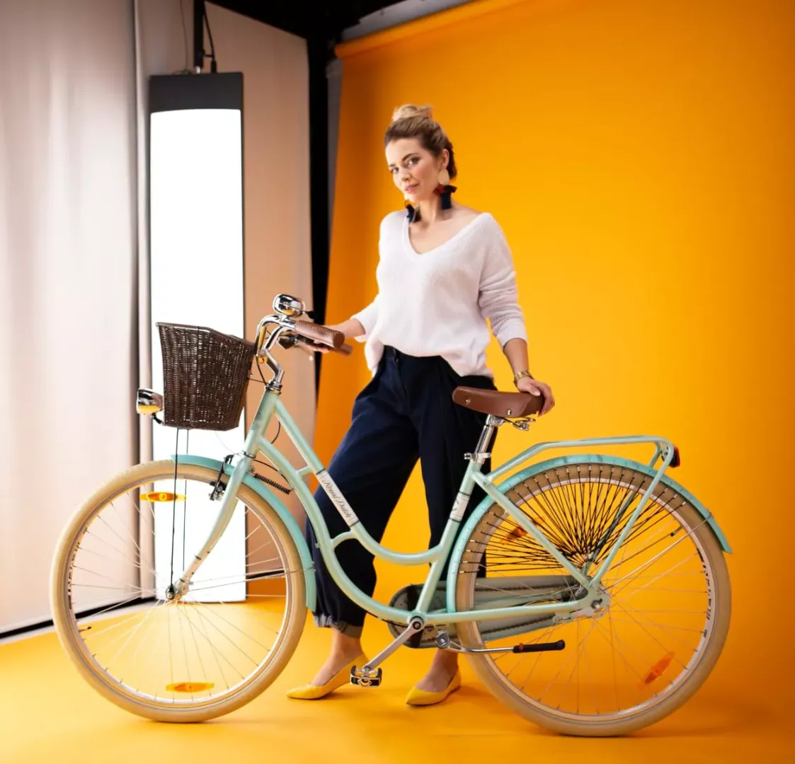 Modello accanto a una bicicletta all'interno dello studio fotografico Orbitvu