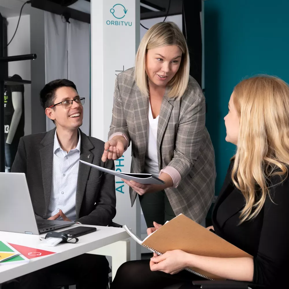 Confronto del team in un ufficio personalizzato Orbitvu