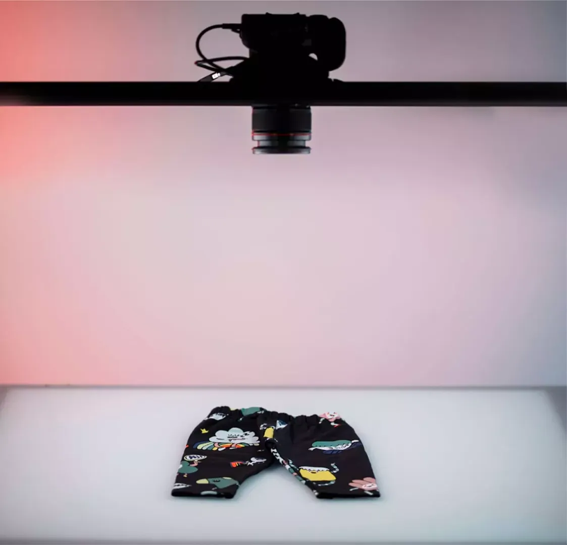 Configurazione set con fotocamera zenitale dall'alto per fotografia flat lay negli studi Orbitvu