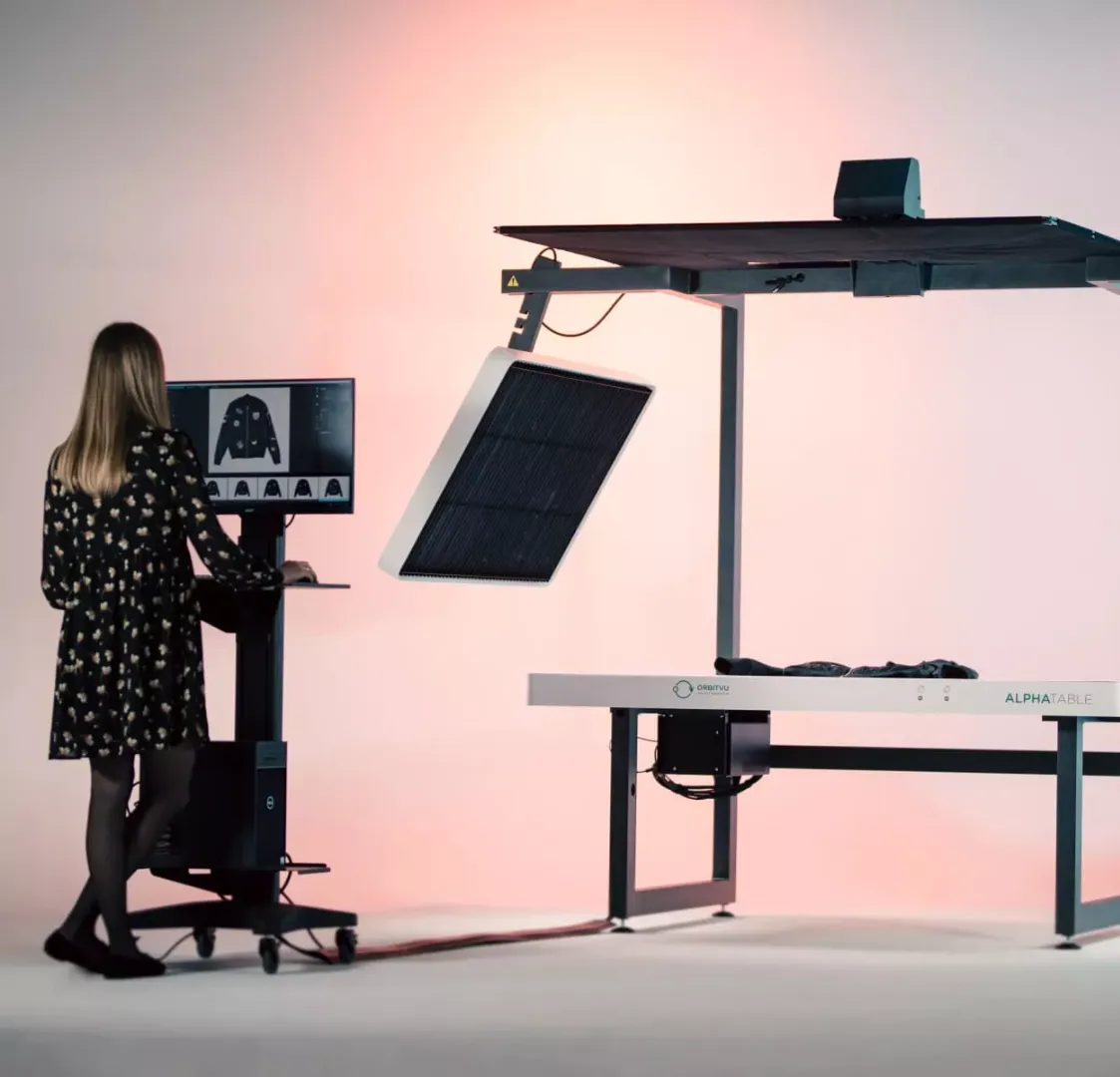 Utilizzo del sistema automatizzato per la fotografia flat lay di abbigliamento