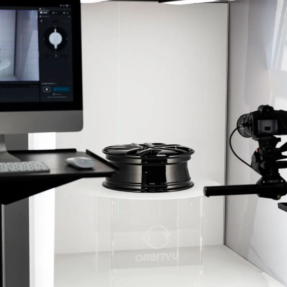 Cerchione di ruota per auto nello studio fotografico Orbitvu