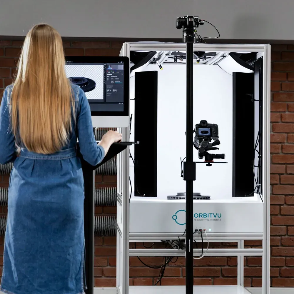 Donna che utilizza il set fotografico Orbitvu