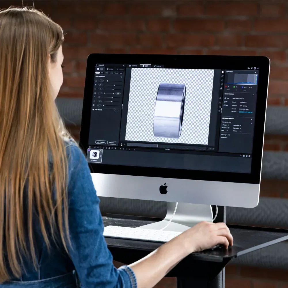 Donna che modifica una foto di prodotto su Mac