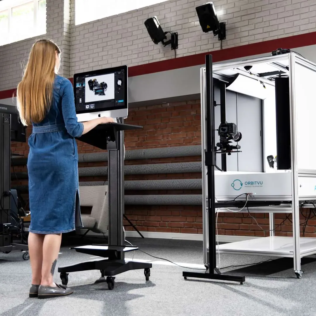 Donna che usa lo studio Orbitvu e la postazione mobile
