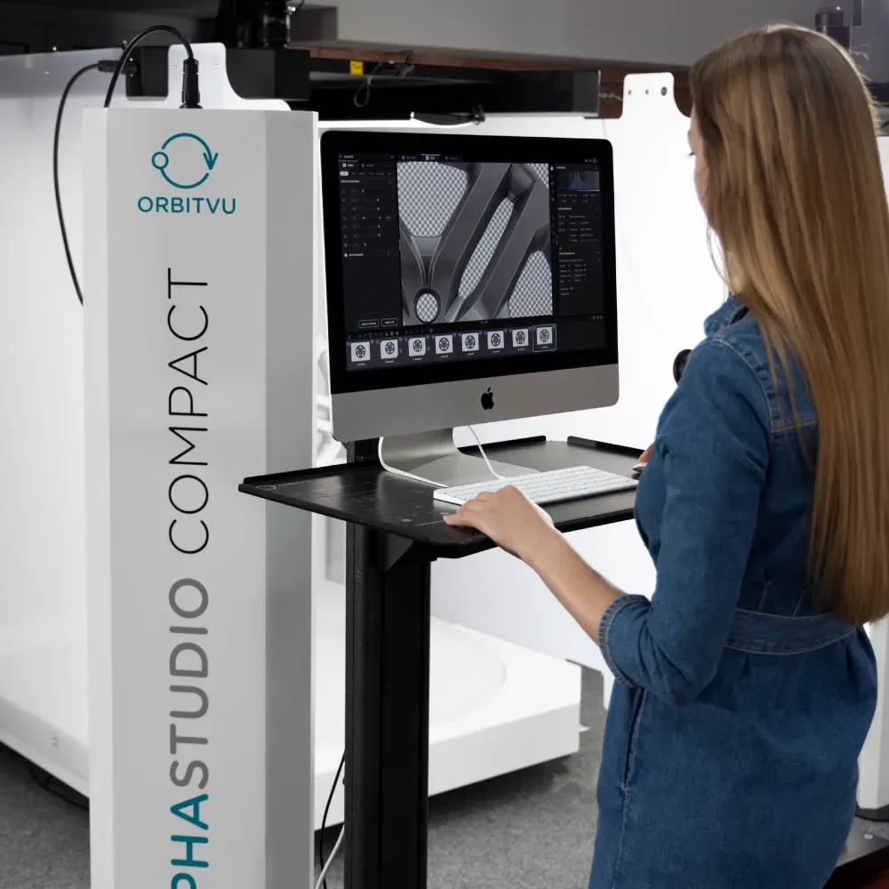 Donna che utilizza Orbitvu Alphastudio Compact