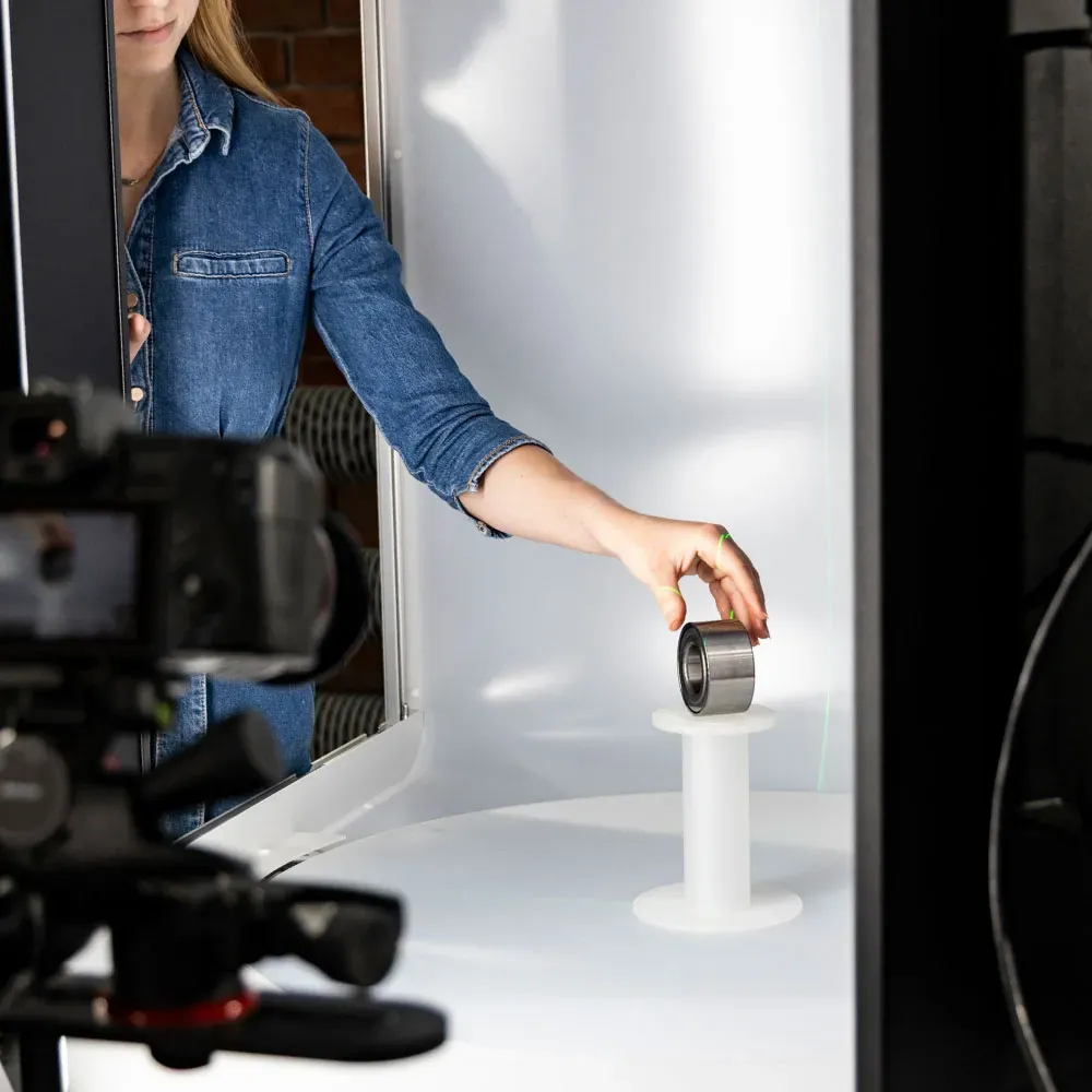 Posizionamento del prodotto nello studio fotografico lightbox