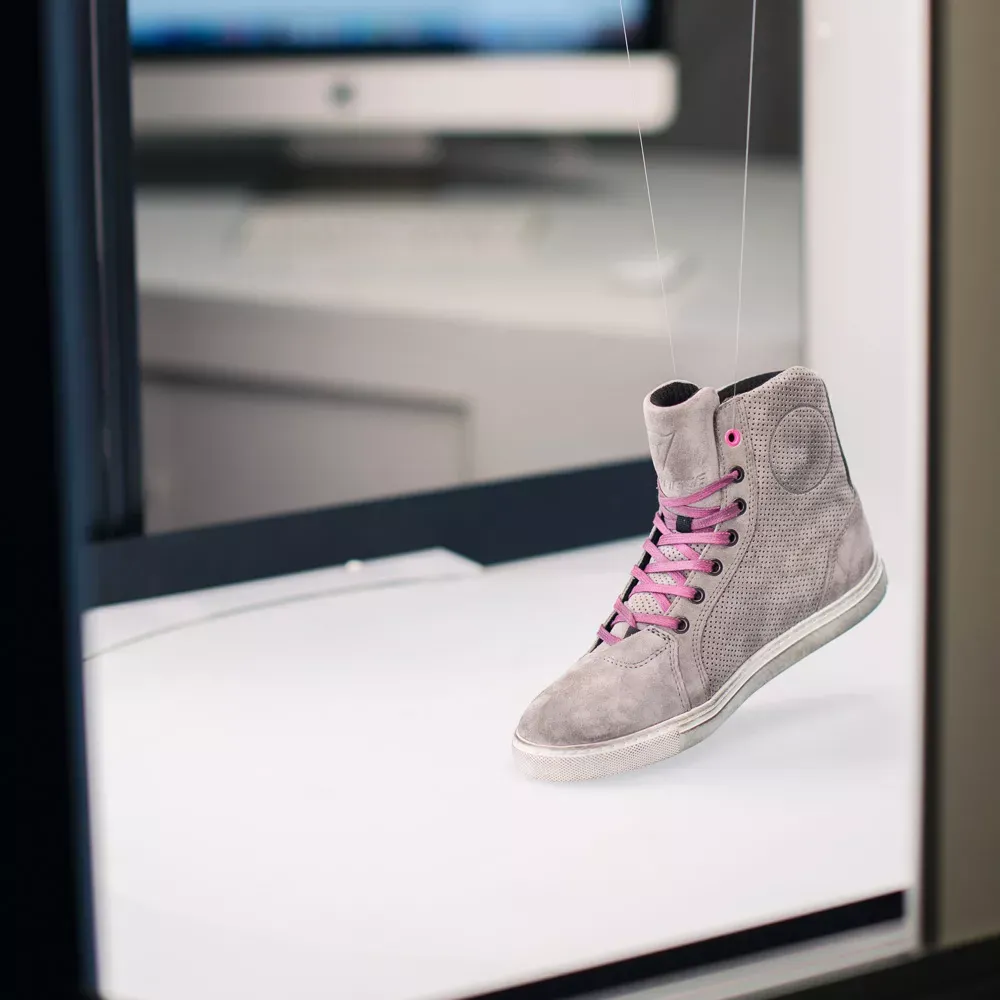 Foto prodotto di sneaker alta grigia in suede con lacci rosa