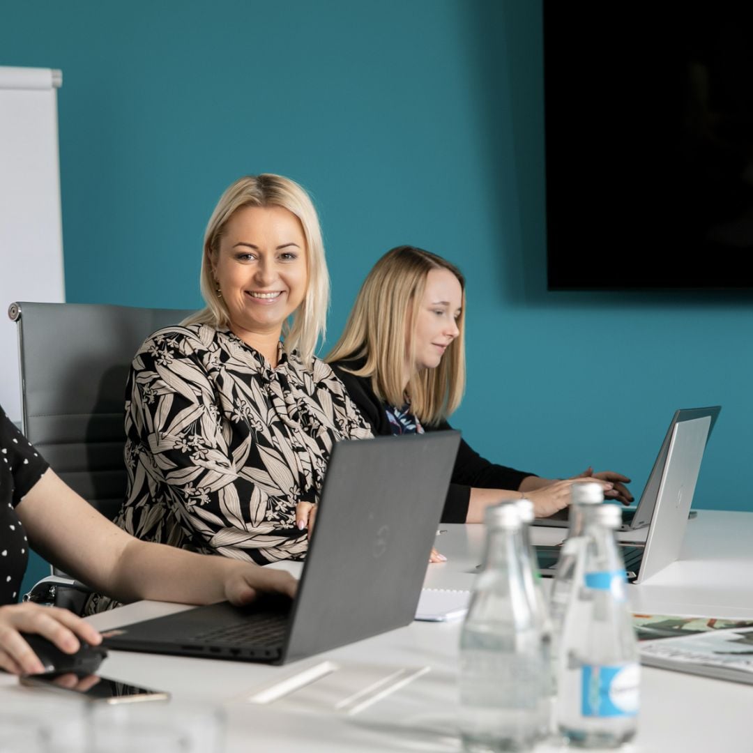 Team di donne al lavoro in un ufficio moderno
