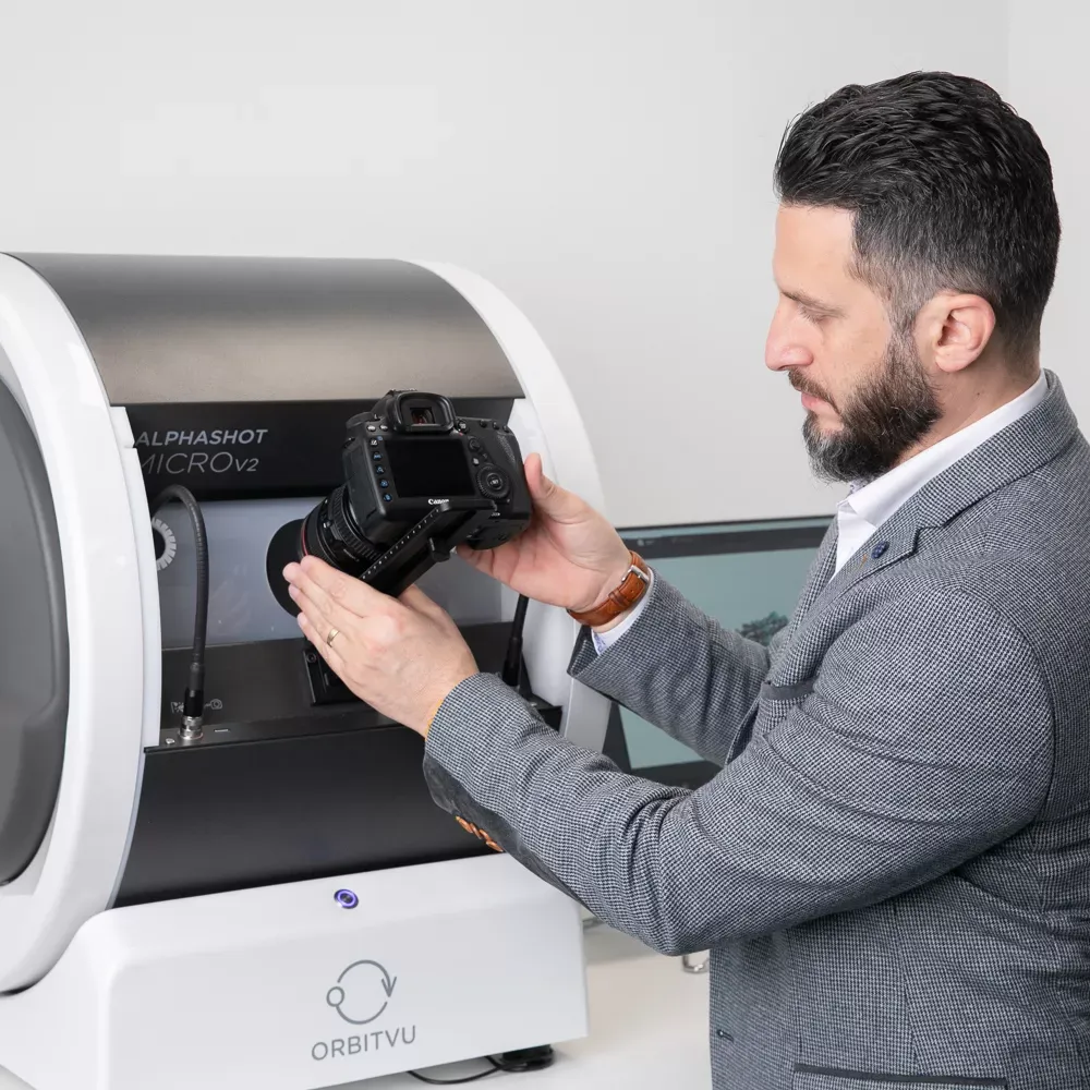 Un operatore collega la fotocamera a Orbitvu Alphashot Micro v2