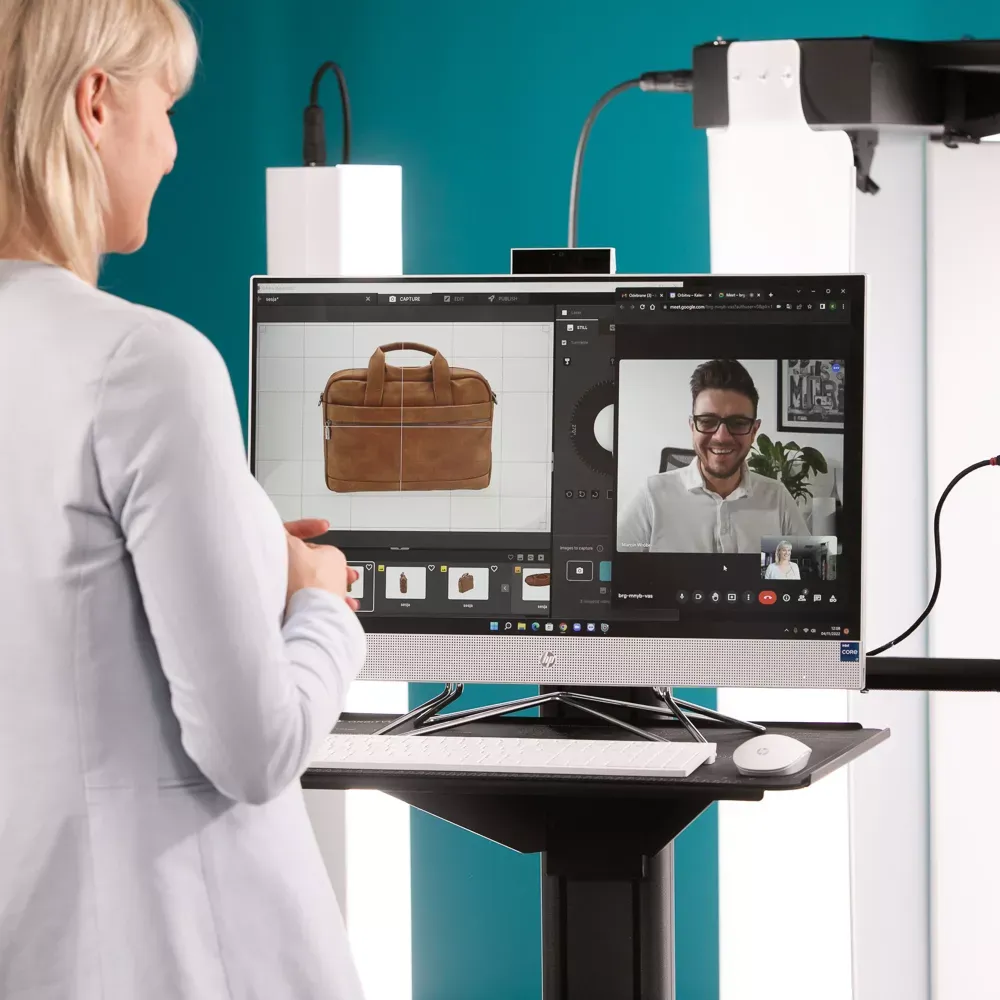 Una professionista esamina la foto di un prodotto sul monitor dello studio
