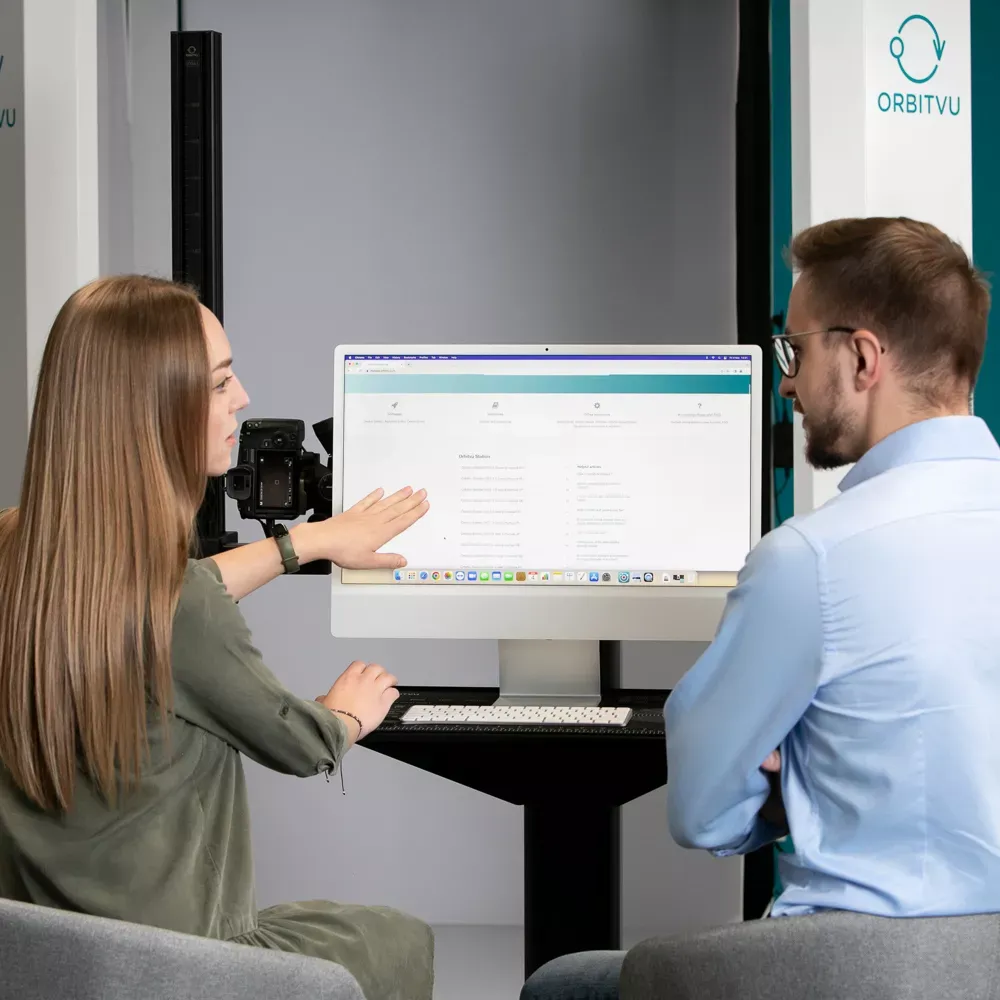 Due colleghi analizzano il software sul monitor del computer